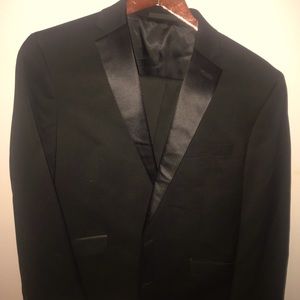 Kenneth Cole reaction tuxedo. Size 42R. Comes with cummerbund.